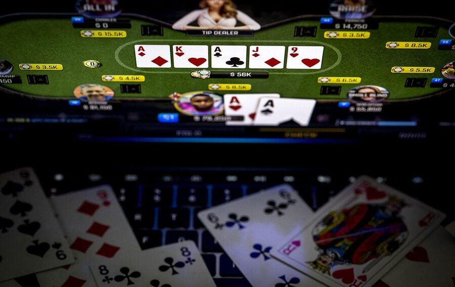 Poker lze hrát i online z pohodlí vašeho domova