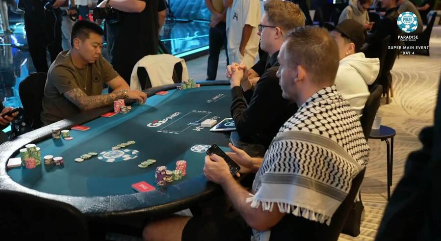 Justin Bonomo s kontroverzním šátkem během WSOP Paradise