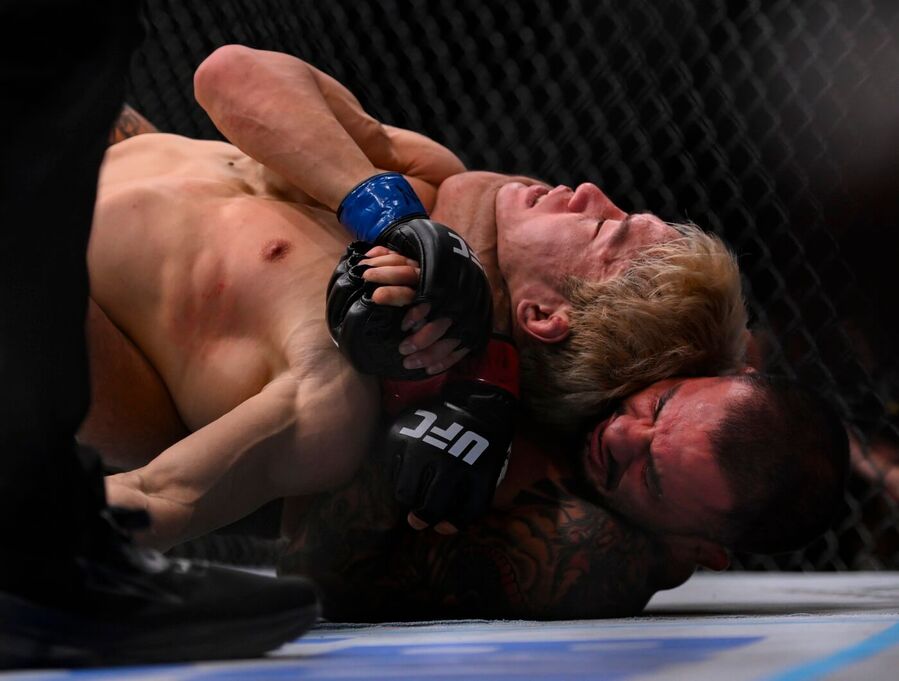 Klasická Rear Naked Choke technika při ukončování UFC zápasů